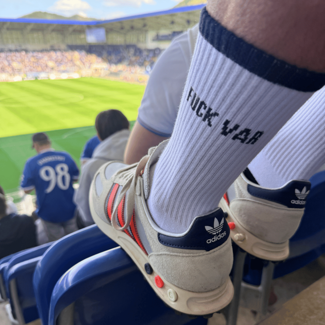 Fuck VAR – Statement-Socken Schwarz-Weiß