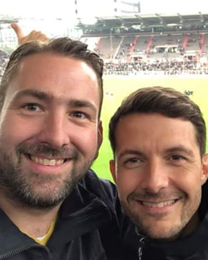 Martin und Oliver, Gründer von SOCKENREBELL, im Stadion