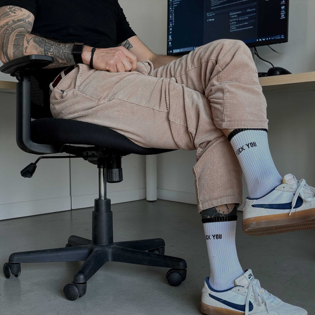 Fuck You Socken von SOCKENREBELL am Schreibtisch getragen