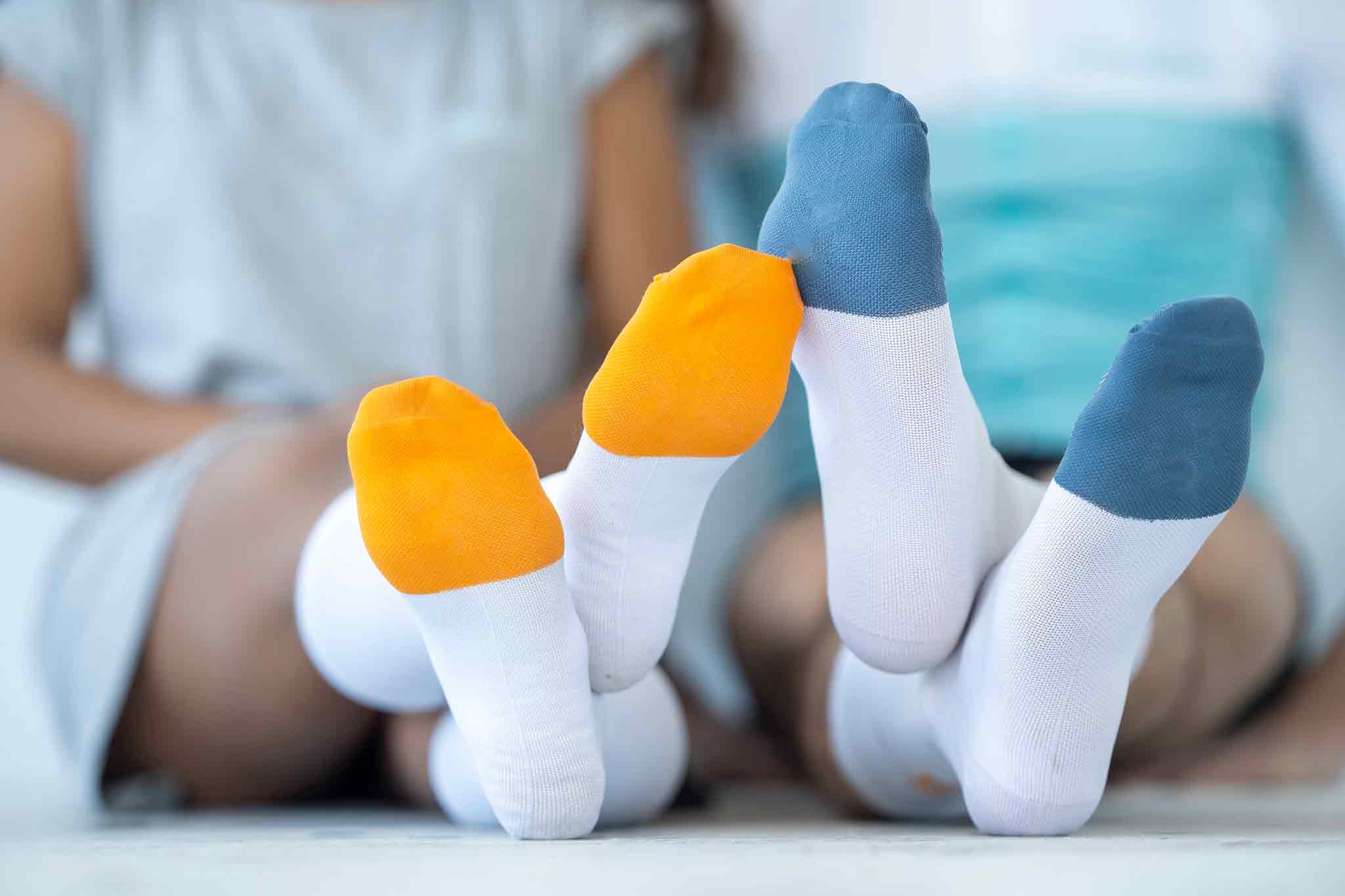image-of-feet-crossed-with-socks-2025-01-09-09-05-24-utc_klein.jpg