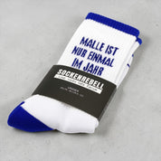 Malle ist nur einmal im Jahr – Statement-Socken Blau-Weiß
