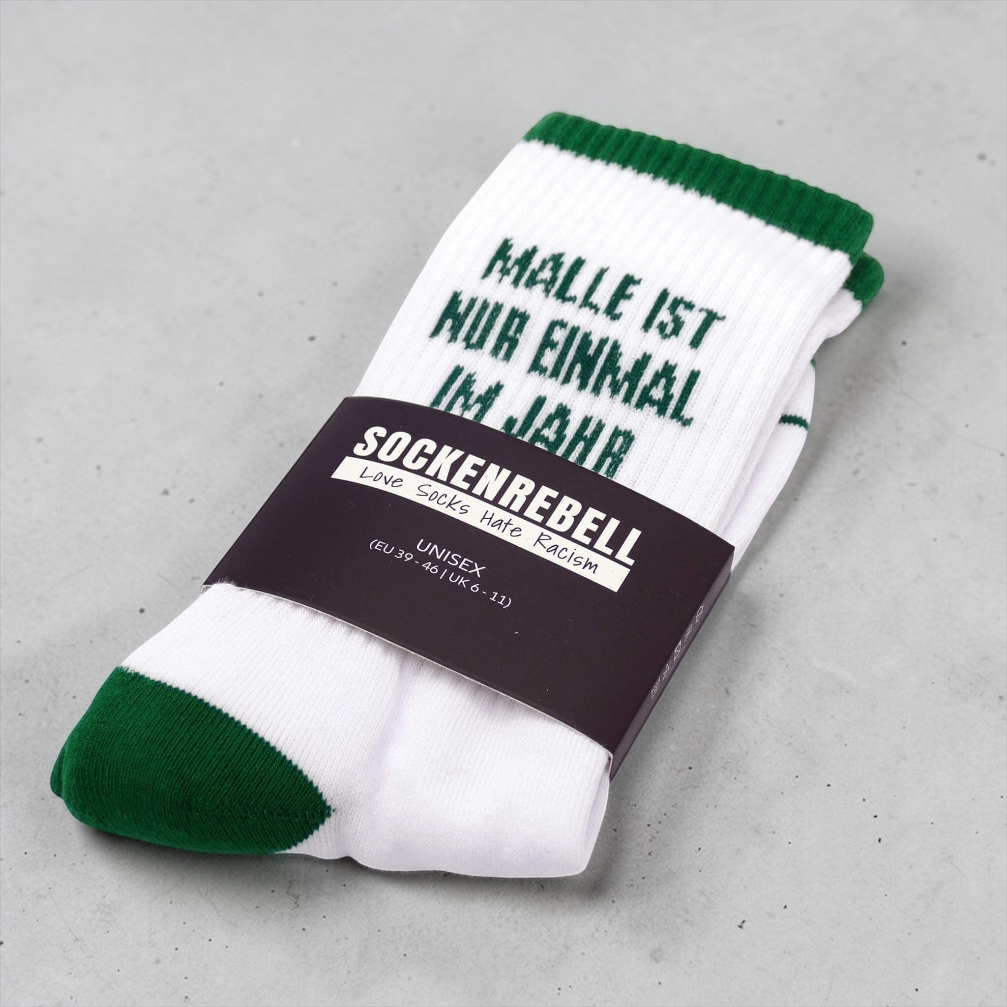 Malle ist nur einmal im Jahr – Statement-Socken Grün-Weiß