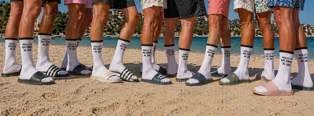 JGA-Crew am Strand mit "Malle ist nur einmal im Jahr" Socken — das Malle-Bundle für Mannschaftsfahrt und Junggesellenabschied