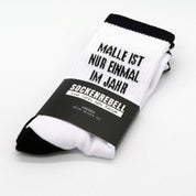 Malle ist nur einmal im Jahr – Statement-Socken Schwarz-Weiß