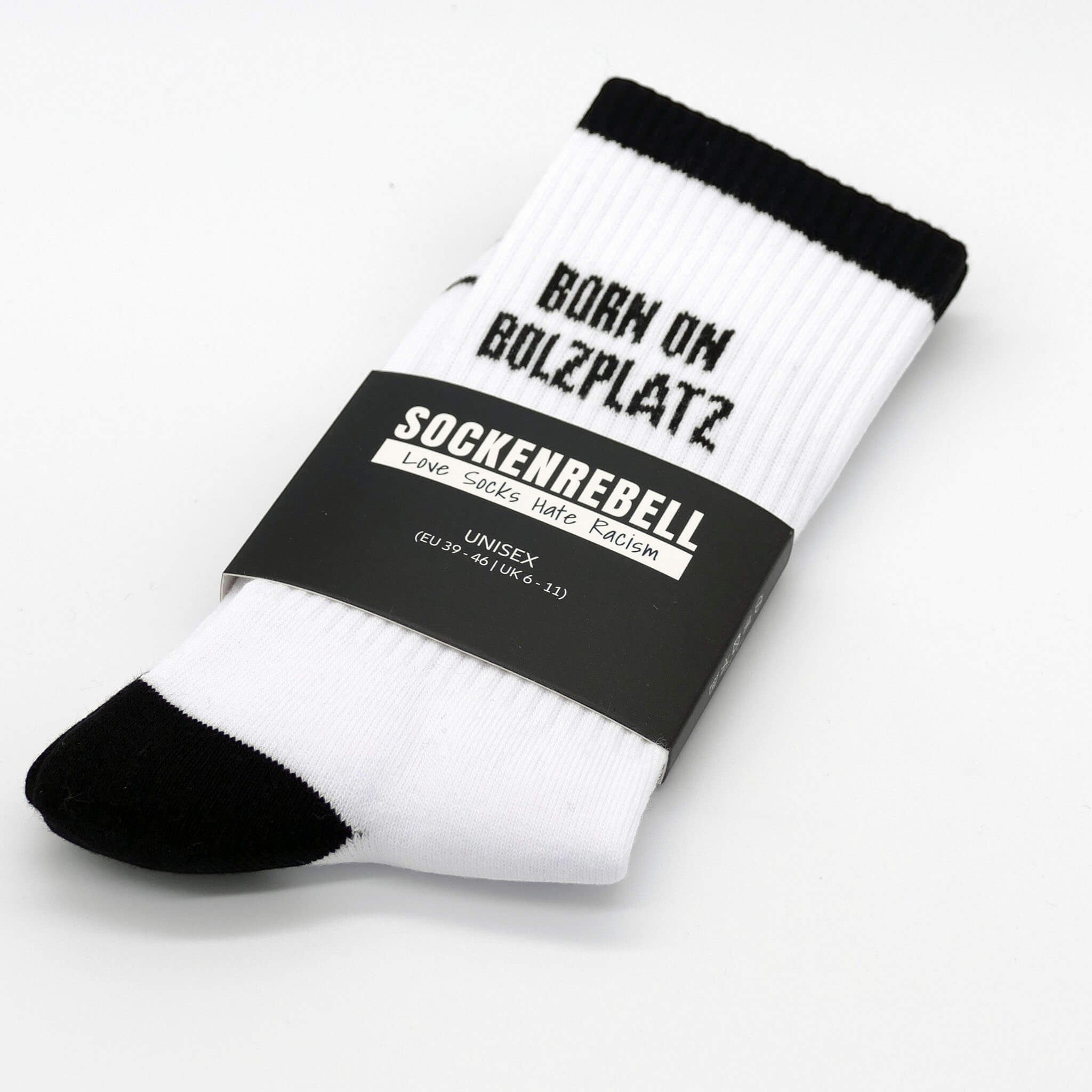 Born on Bolzplatz – Statement-Socken Schwarz-Weiß