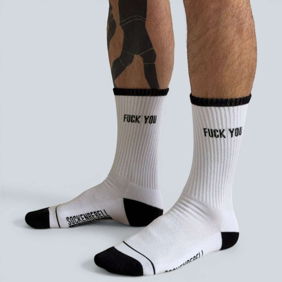 SOCKENREBELL Fuck You Socken in Weiß, Spruch eingestrickt